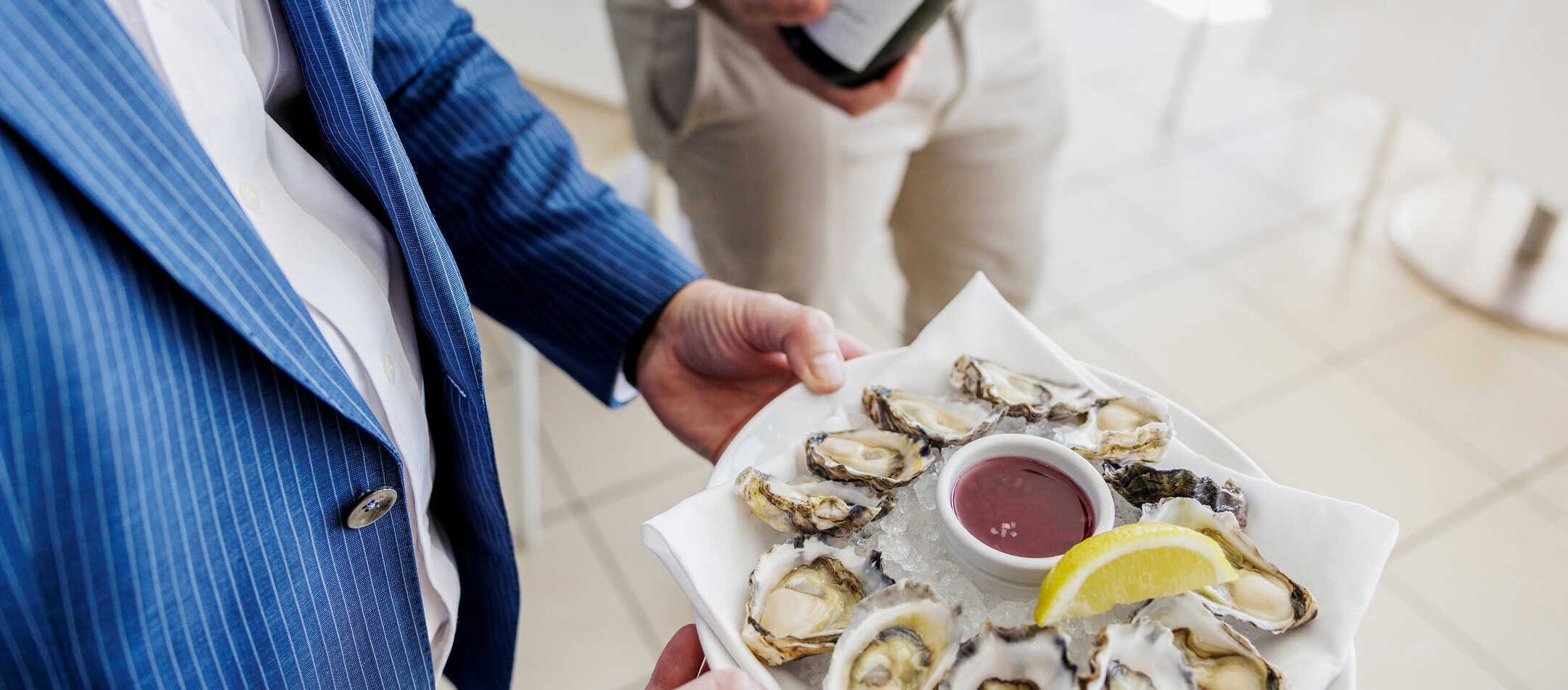 Steersons Steakhouse: Man with serving platter of oysters